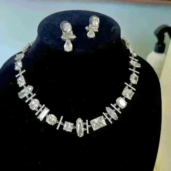 Gorgeous crystal necklace from Nordstroms - Picture 1 of 4